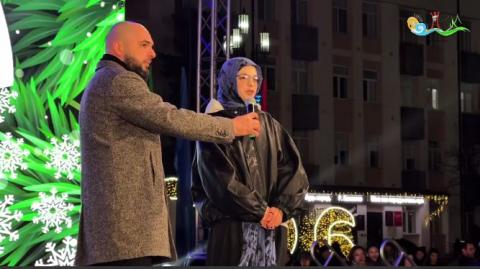 Трогательное поздравление на площади Ленина в Махачкале