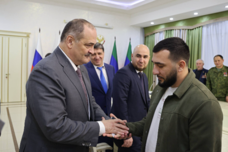 Сергей Меликов встретился с героическими дагестанцами ко Дню Героев Отечества