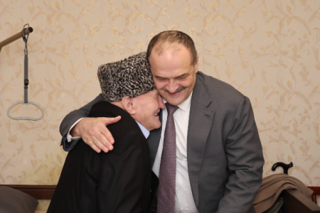 Сергей Меликов поздравил ветерана Великой Отечественной войны с Днем Героев Отечества