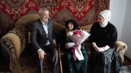 В Хасавюрте с Днём матери поздравили долгожительниц города и многодетных матерей