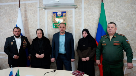 Корголи Корголиев передал орден Мужества и орден Святого Георгия IV степени семье погибшего участника СВО из Хасавюрта