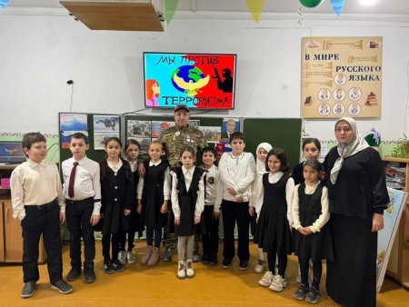 В школах Хасавюрта состоялись тематические уроки ко Дню Героев Отечества