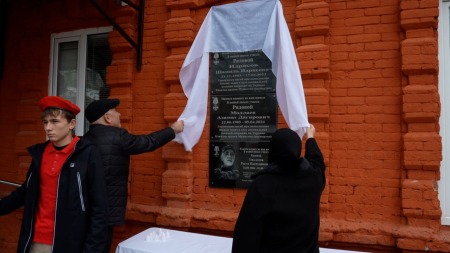 В Хасавюрте состоялось открытие мемориальной плиты в память о Герое СВО Наби Индербиеве