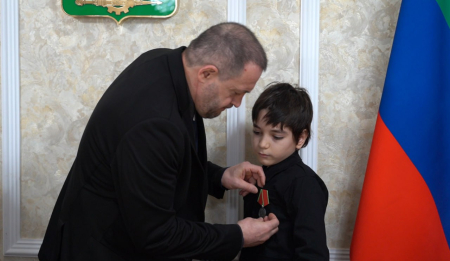 Корголи Корголиев передал медаль Суворова семье погибшего участника СВО Адунапи Газимагомедова